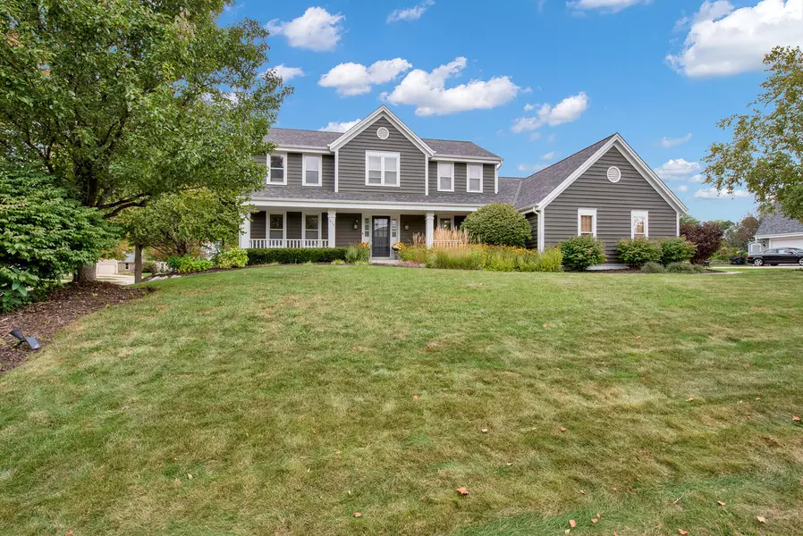 1614 Legend Hill Ln, Waukesha, WI 53189