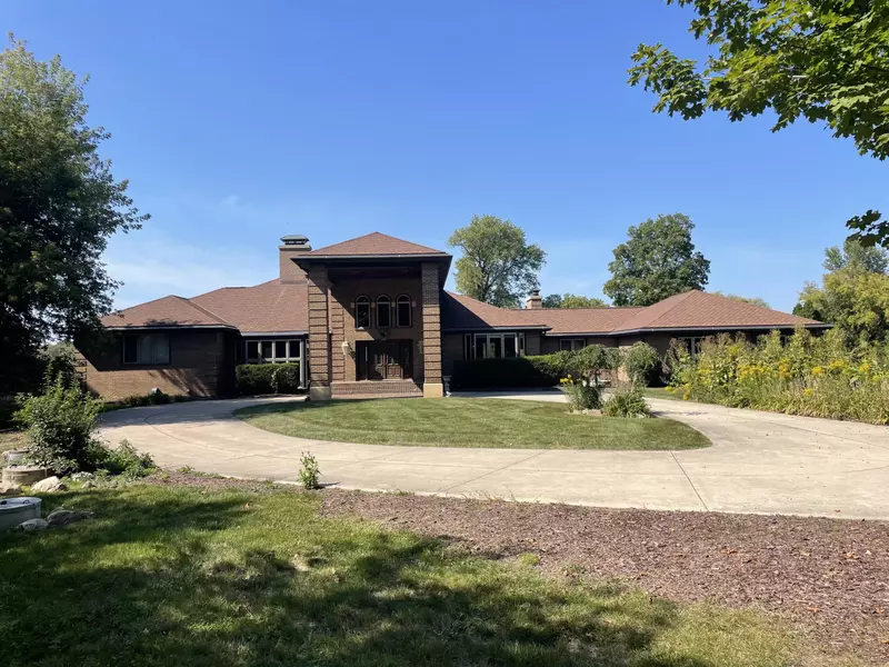 S82W15980 Bass Bay Ln, Muskego, WI 53150