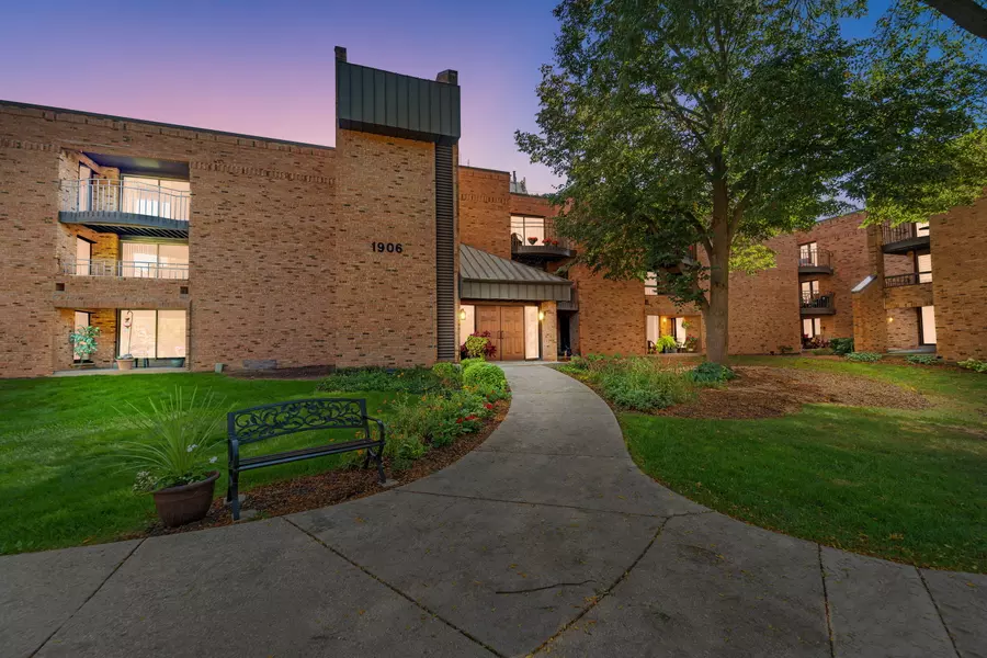 1906 E Shorewood Blvd Unit 255, Shorewood, WI 53211