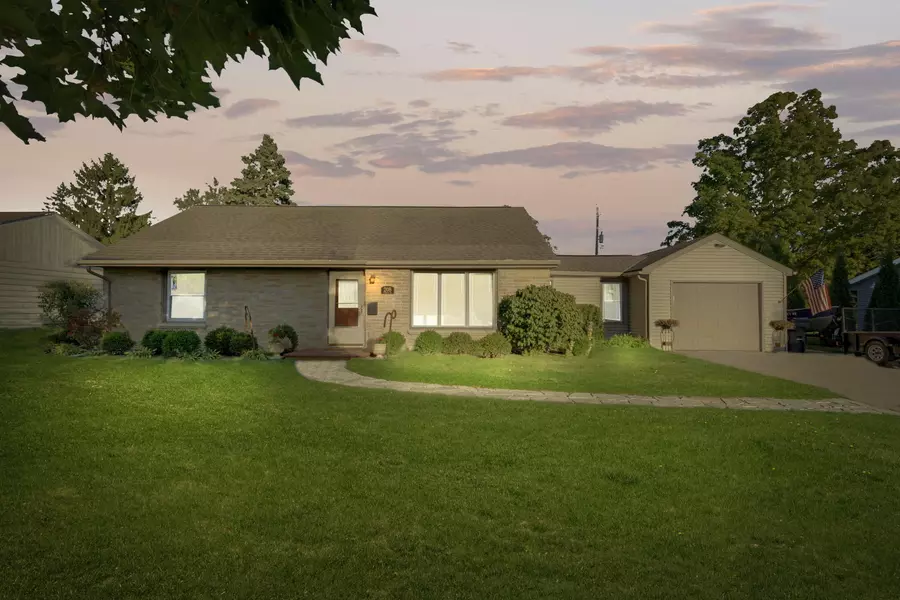 208 Kenwood Dr, Thiensville, WI 53092