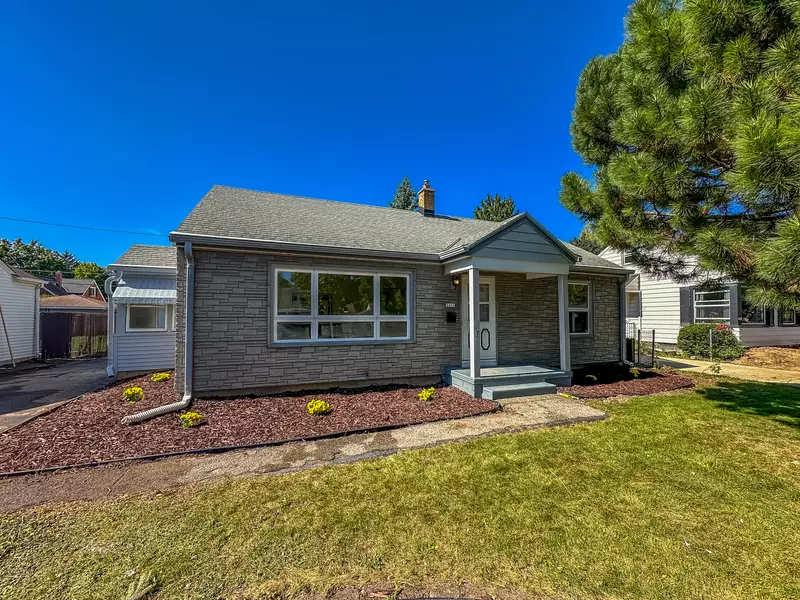 2451 S 82nd St, West Allis, WI 53219