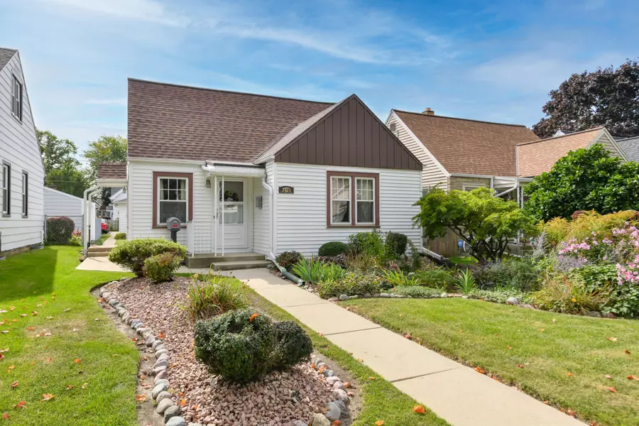 3811 E Munkwitz Ave, Cudahy, WI 53110