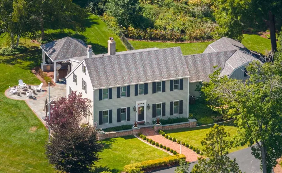 8045 N Beach Dr, Fox Point, WI 53217