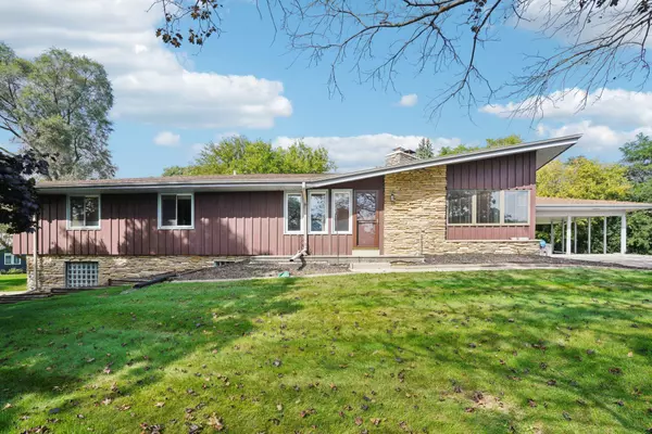 N94W15652 Ridgeview Dr, Menomonee Falls, WI 53051