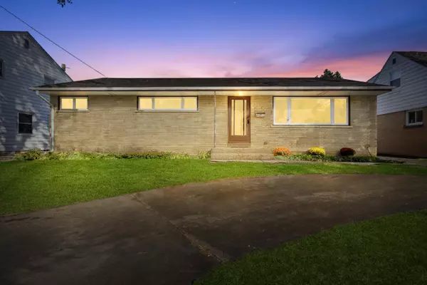 5440 N Navajo Ave, Glendale, WI 53217