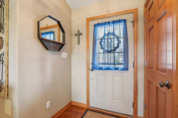 Oak Creek, WI 53154,10555 S Singing Lark Ct