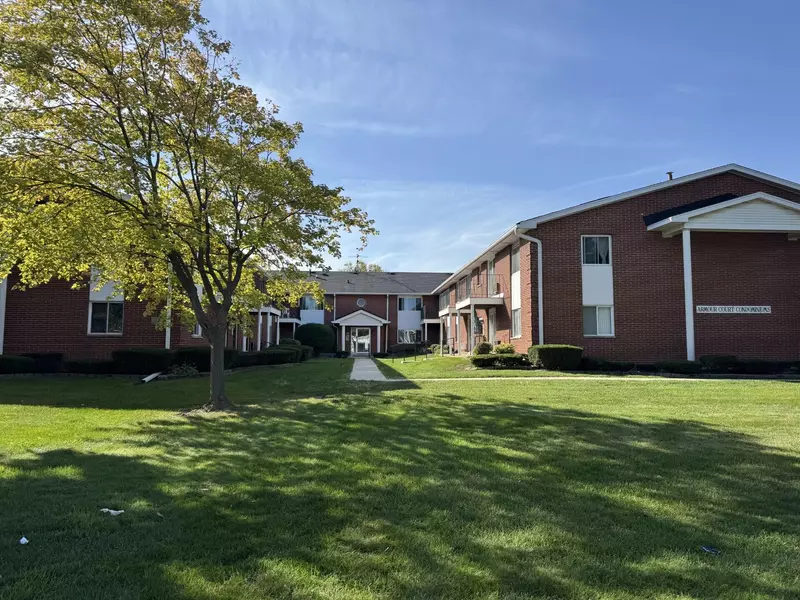 6151 W Howard Ave Unit 32, Greenfield, WI 53220