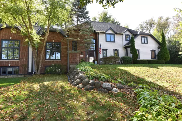 19125 HiView Dr,  Brookfield,  WI 53045