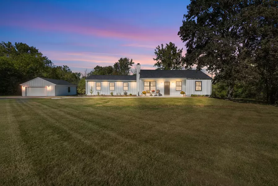 1318 W Fiesta Ln, Mequon, WI 53092