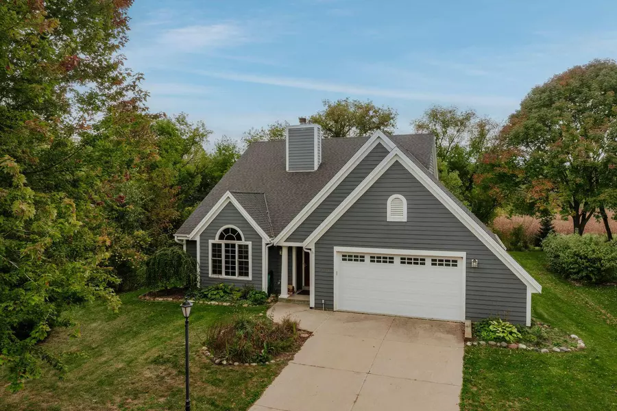 2221 Inverness Dr, Waukesha, WI 53186