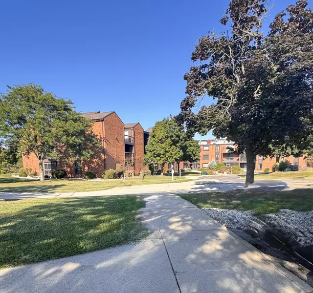 6100 W Stonehedge Dr Unit 260, Greenfield, WI 53220