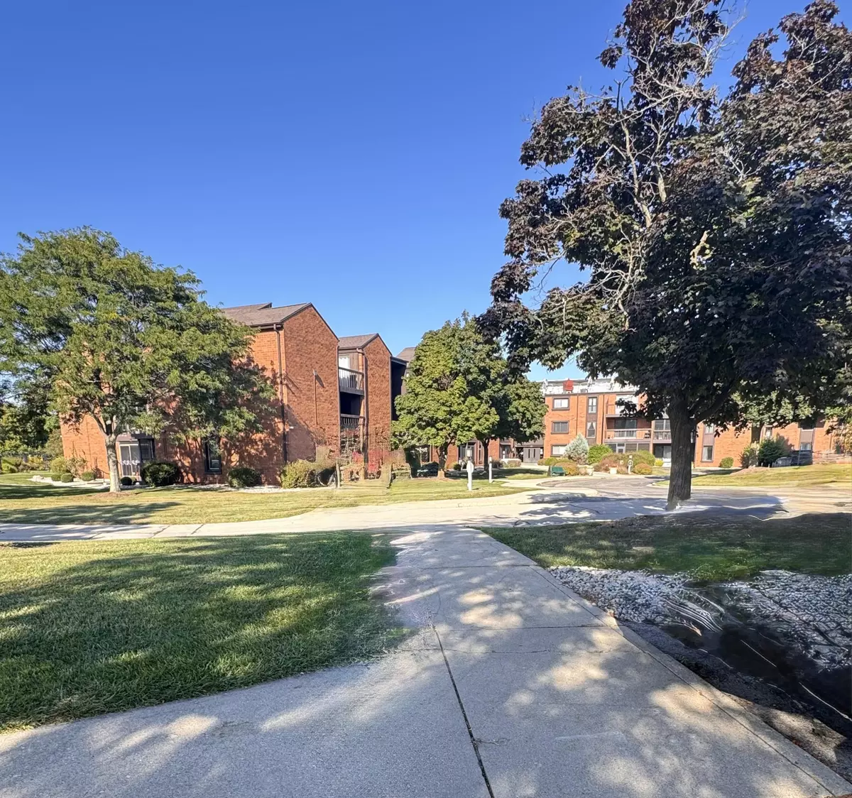 Greenfield, WI 53220,6100 W Stonehedge Dr Unit 260