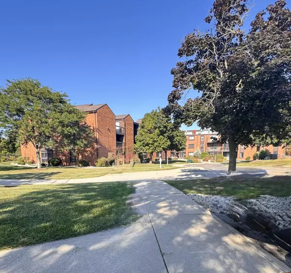 6100 W Stonehedge Dr Unit 260, Greenfield, WI 53220