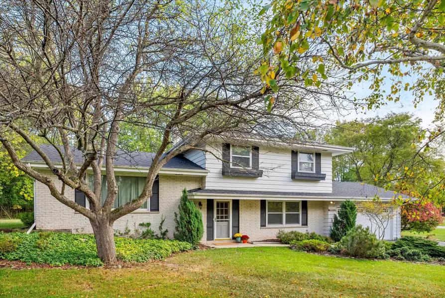 11884 N Oriole Ln, Mequon, WI 53092