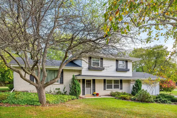 11884 N Oriole Ln, Mequon, WI 53092