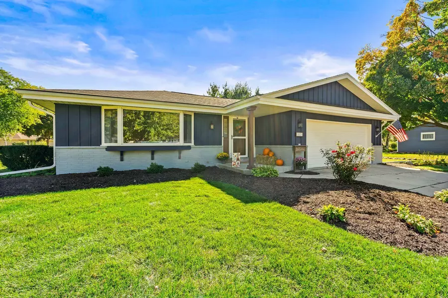 1101 Dogwood Ln, Waukesha, WI 53189