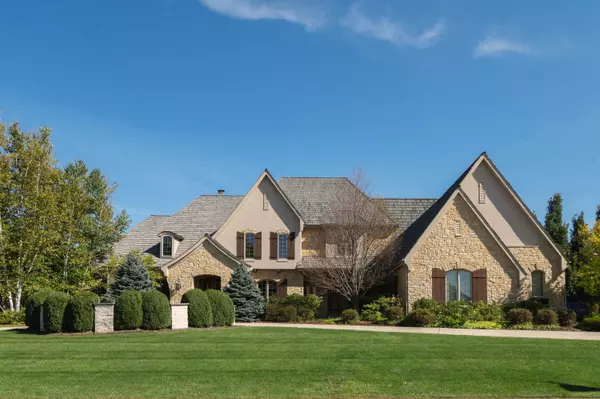 902 N Bluespruce Cir, Hartland, WI 53029