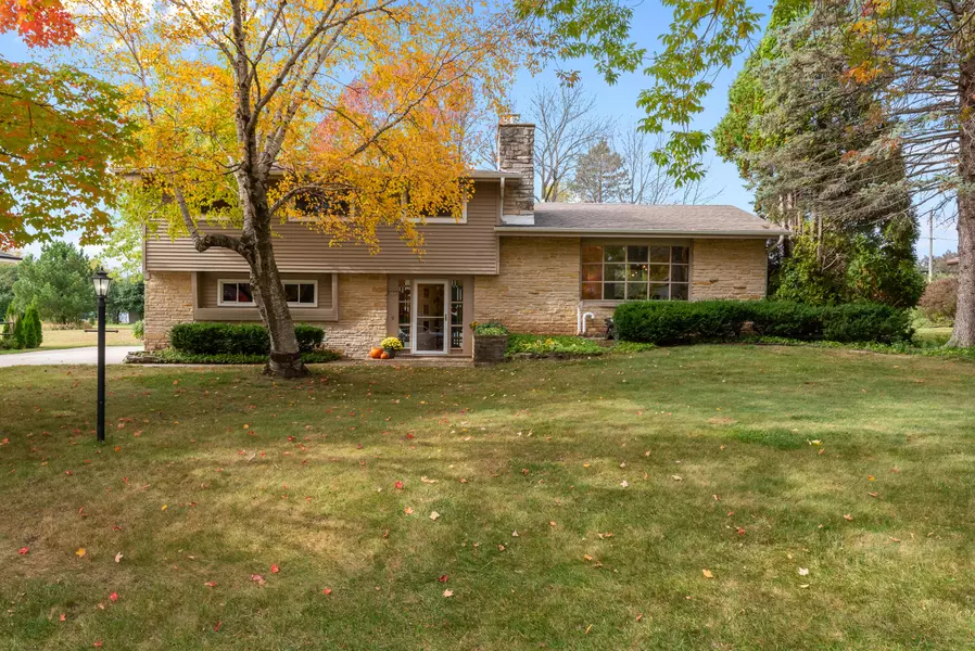 8585 N Manor Ln, Fox Point, WI 53217