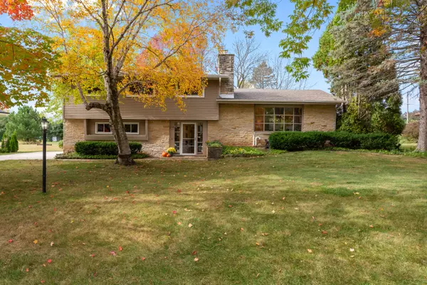 8585 N Manor Ln, Fox Point, WI 53217