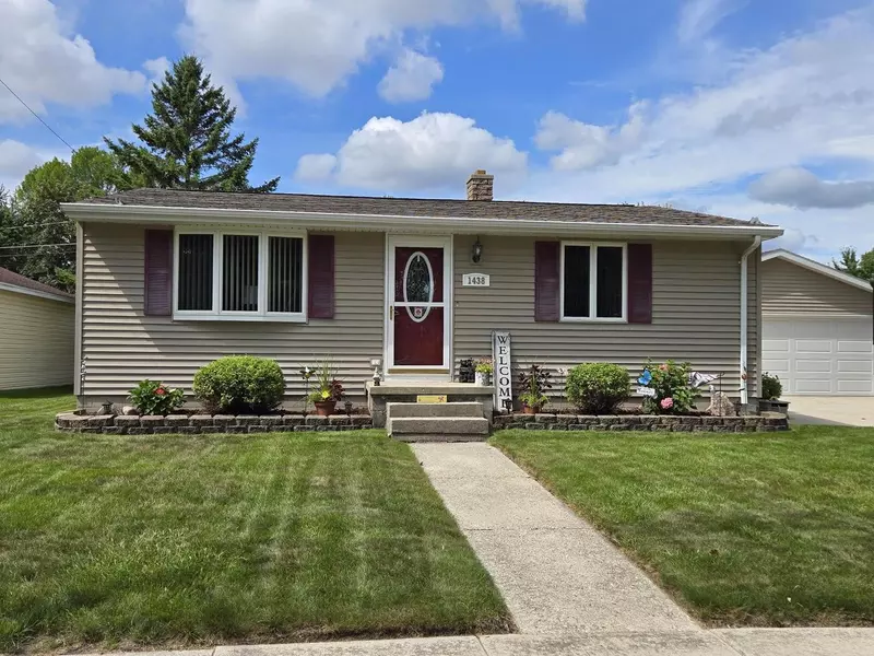 1438 Elder Dr, Manitowoc, WI 54220