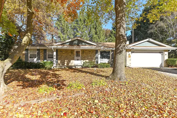 740 E Lisbon Rd,  Oconomowoc,  WI 53066