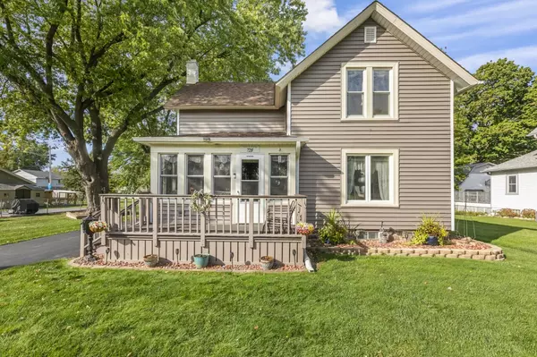 Oconomowoc, WI 53066,728 State St