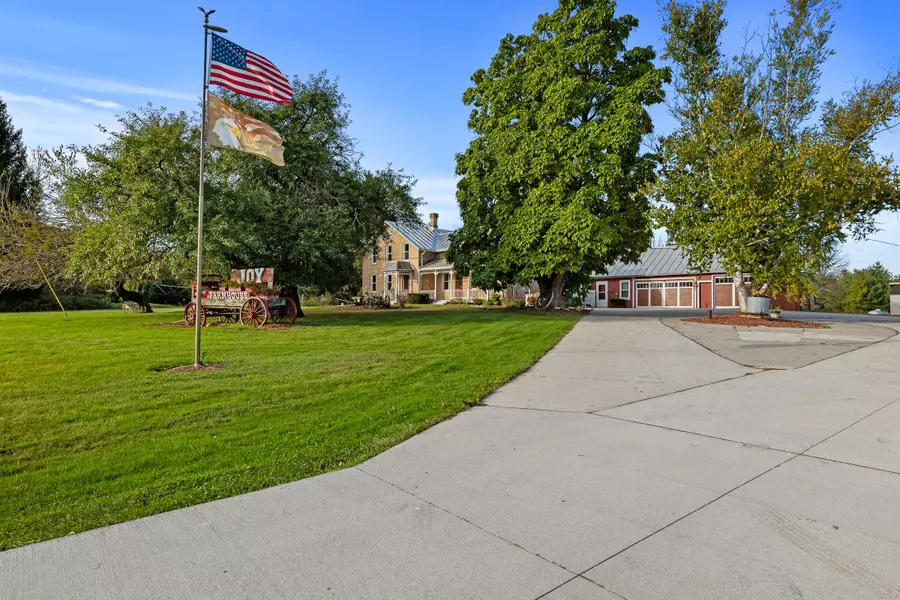 2722 Woodland Dr, Manitowoc, WI 54220