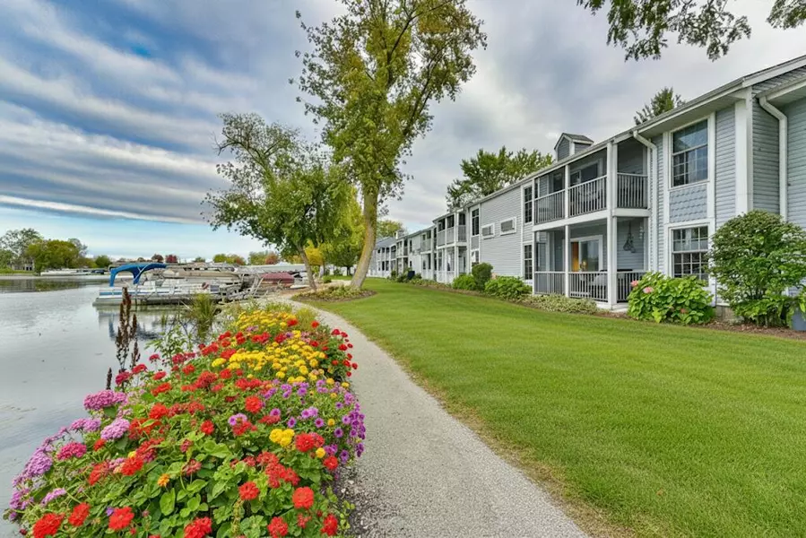 300 Foxwood Dr Unit 149, Waterford, WI 53185