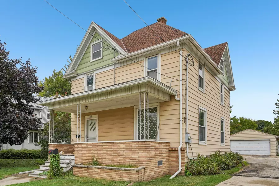 106 W Burnett St, Beaver Dam, WI 53916
