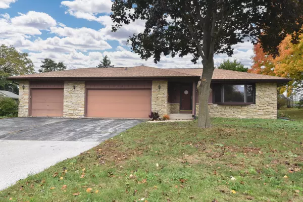 704 Thackeray Trl,  Oconomowoc,  WI 53066