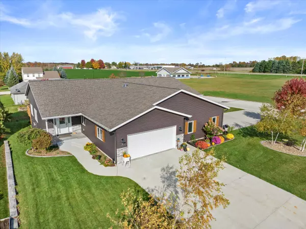 253 Christines Way, Random Lake, WI 53075