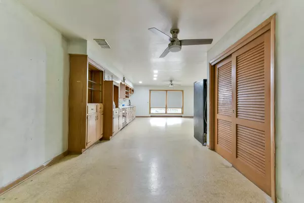 Oak Creek, WI 53154,8974 S Chicago Rd