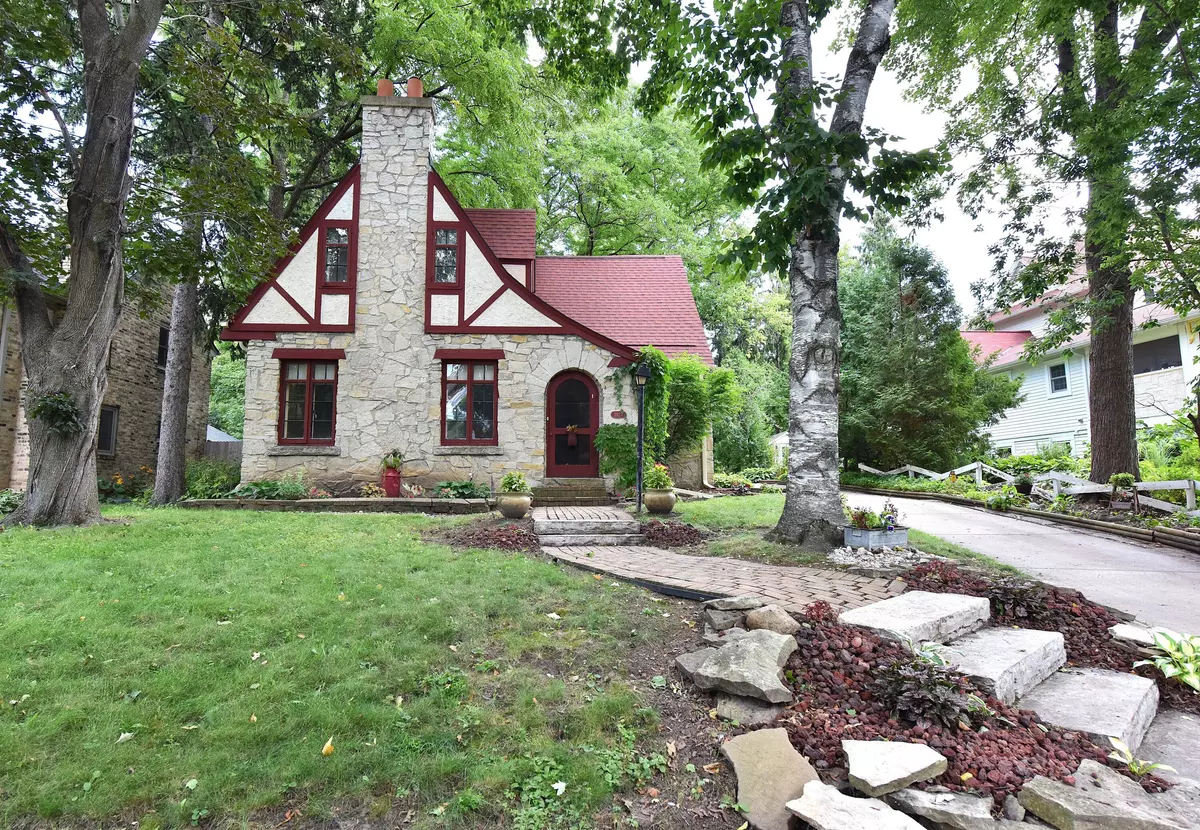 Wauwatosa, WI 53213,1624 N 69th St