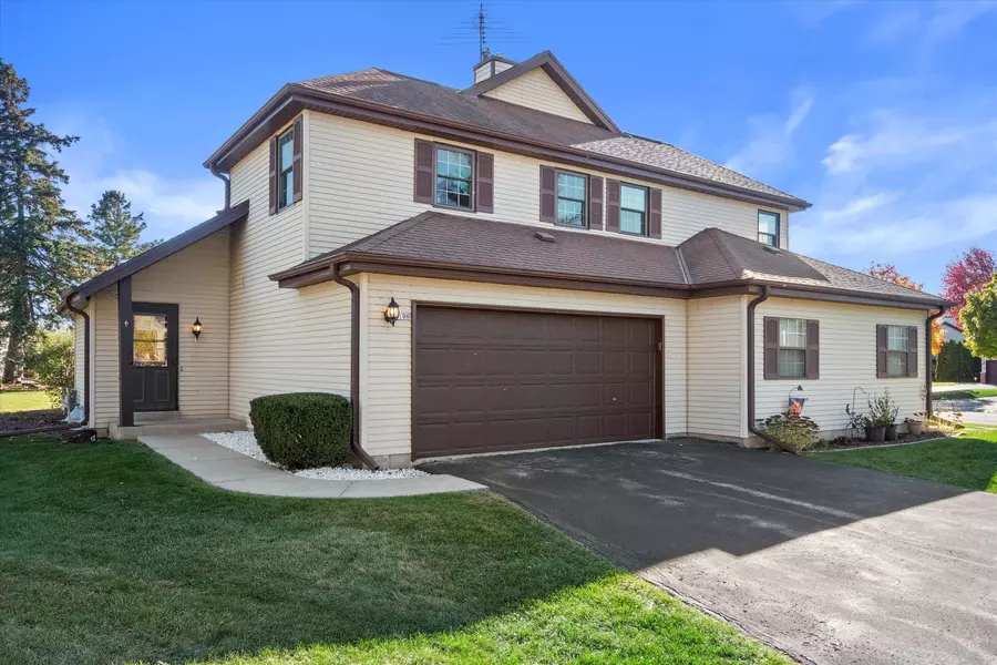 8196 S Forest Hills Cir, Franklin, WI 53132