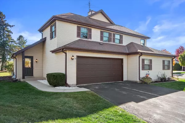 8196 S Forest Hills Cir, Franklin, WI 53132