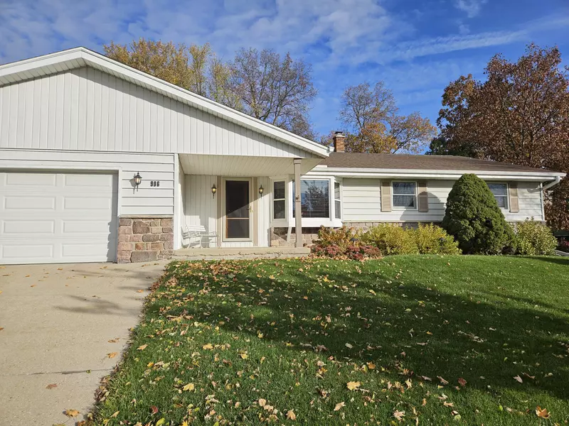 906 Larchmont Dr, Waukesha, WI 53186