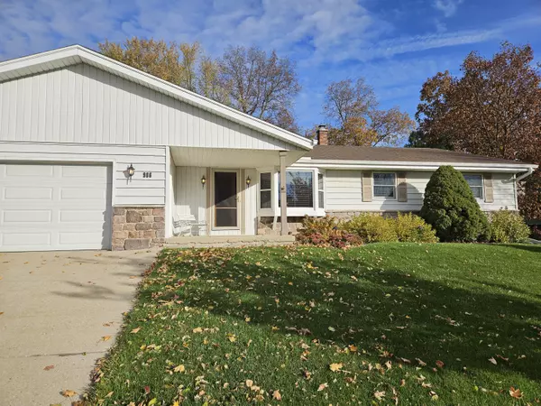 906 Larchmont Dr, Waukesha, WI 53186