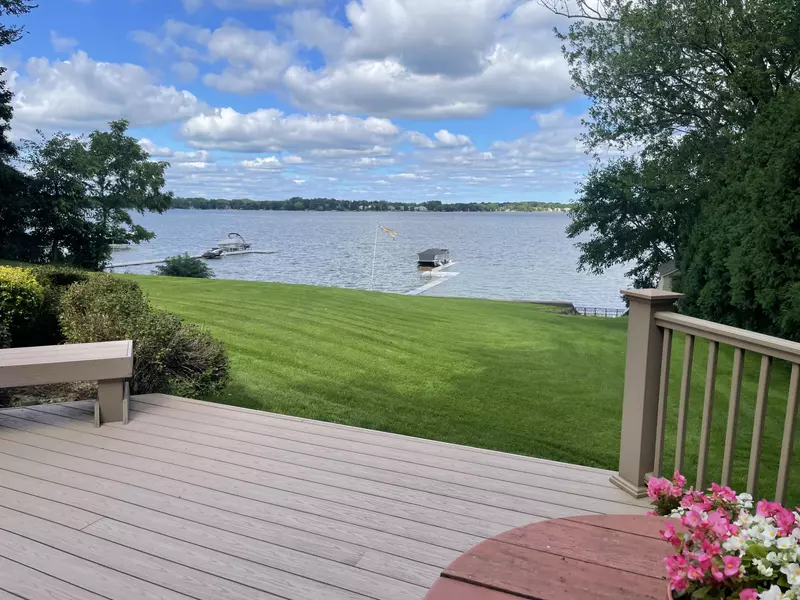 W398N6184 Mary Ln, Oconomowoc, WI 53066