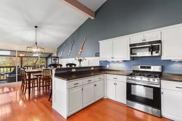 303 Deerpath E - Unit B, Fontana, WI 53125