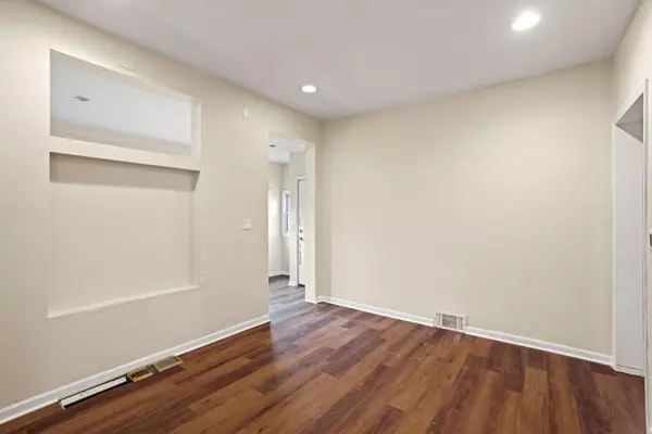 South Milwaukee, WI 53172,416 Marquette Ave