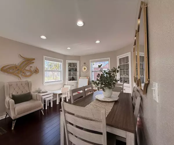 Milwaukee, WI 53207,424 E Waterford Ave