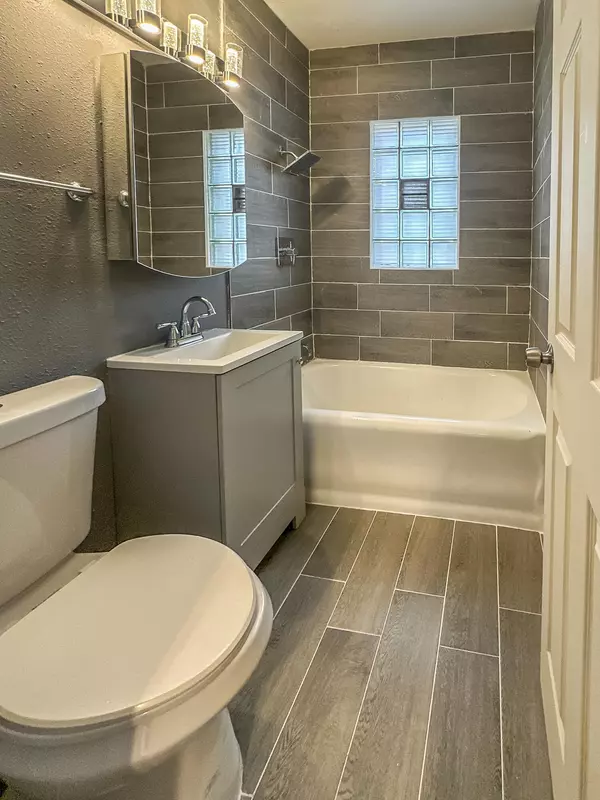 Milwaukee, WI 53210,6706 W Chambers St