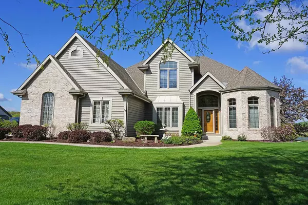 W282N4163 Somerset Ln, Delafield, WI 53072