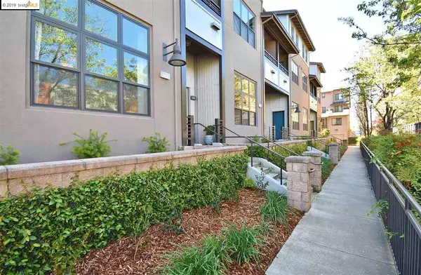 Oakland, CA 94601,319 Bowsman Court #152