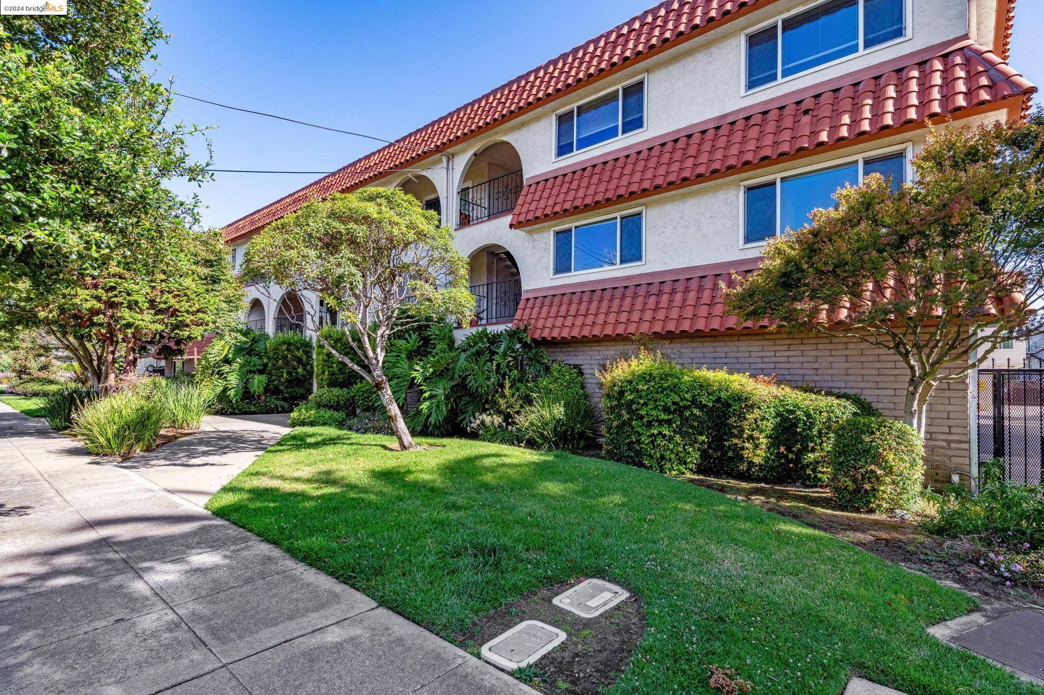 2133 Santa Clara #209, Alameda, CA 94501