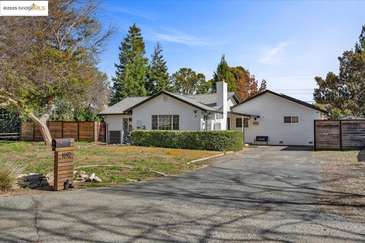 1692 Manor Ln, Concord, CA 94521
