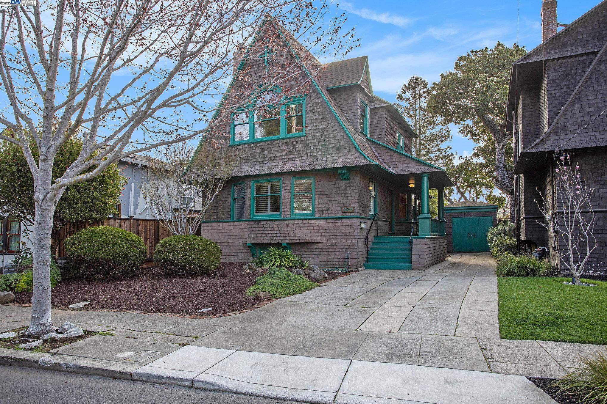 1372 VERSAILLES, Alameda, CA 94501