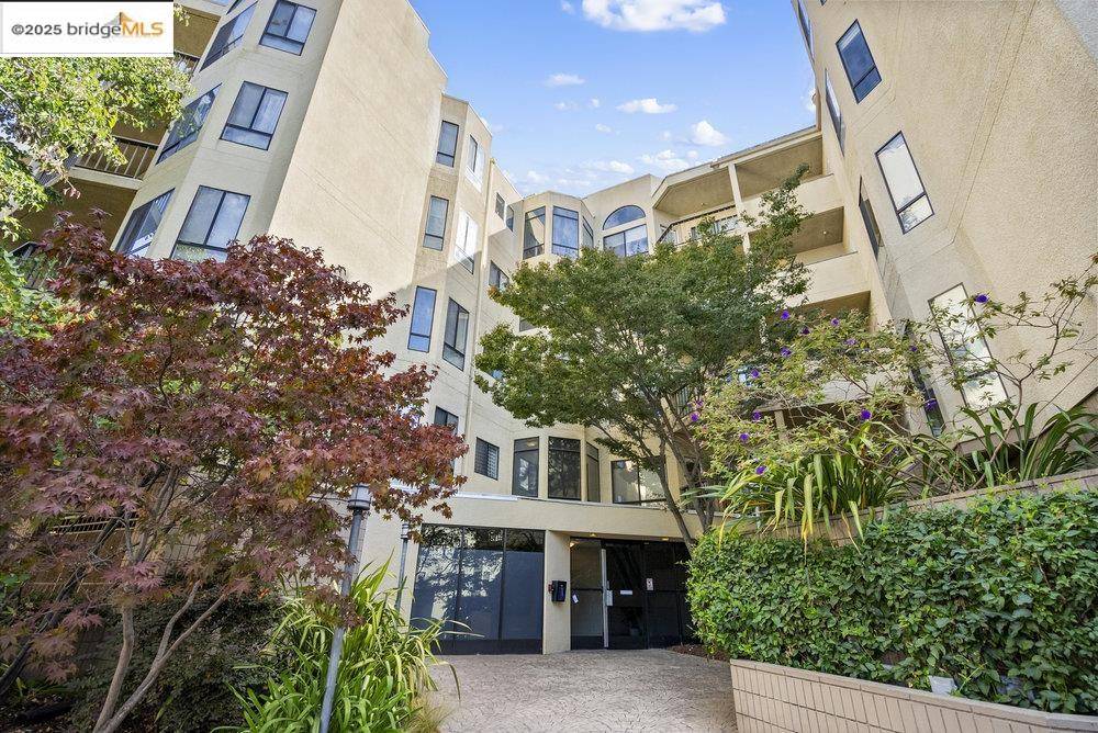 330 Park View Ter #104, Oakland, CA 94610