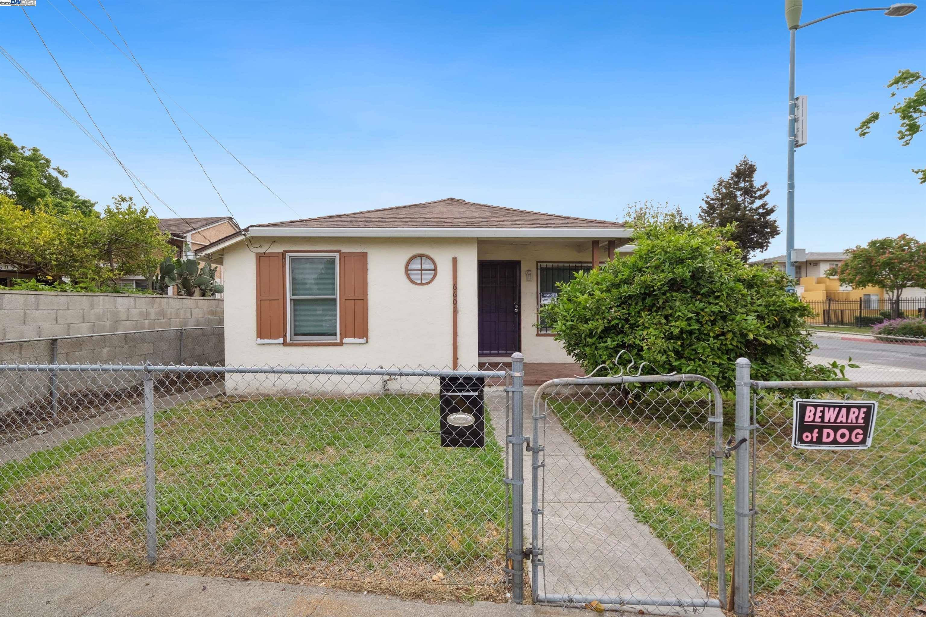 6601 Eastlawn St, Oakland, CA 94621
