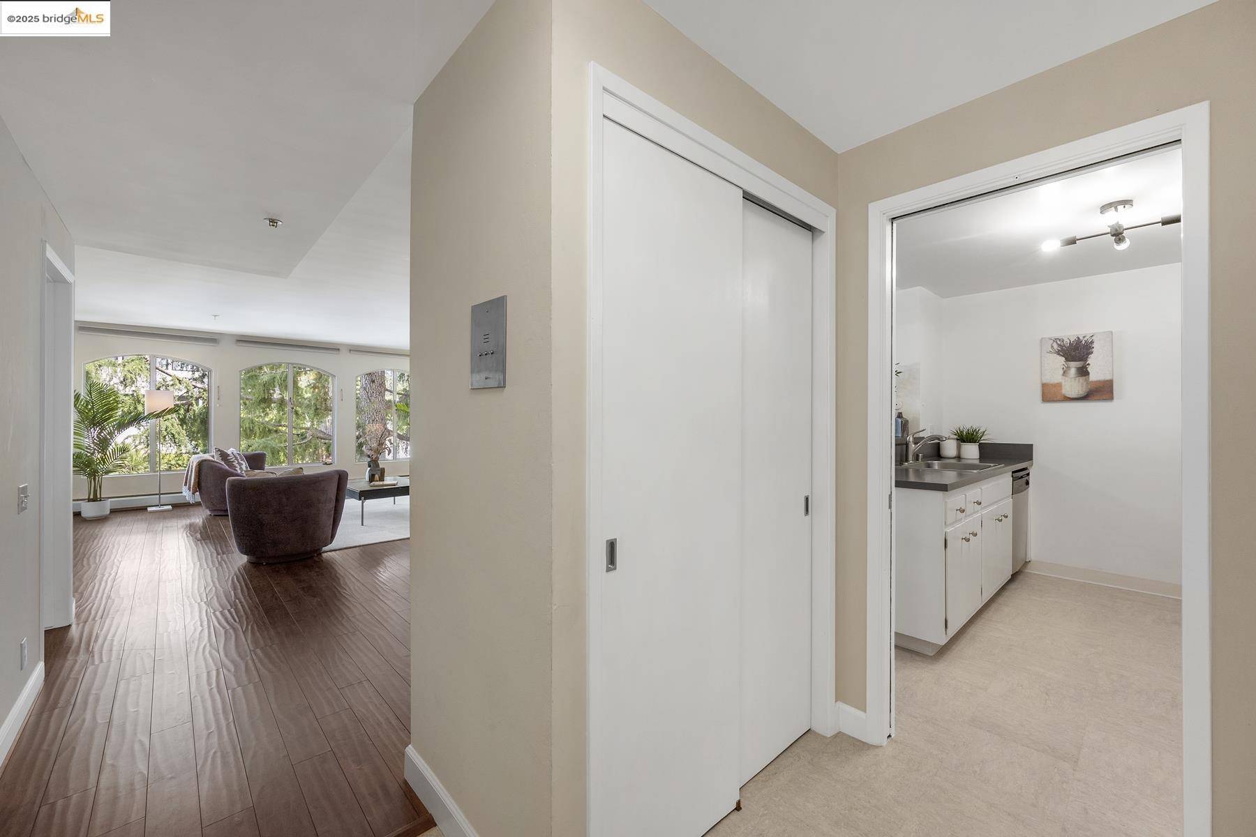 Oakland, CA 94618,5405 Carlton St #203